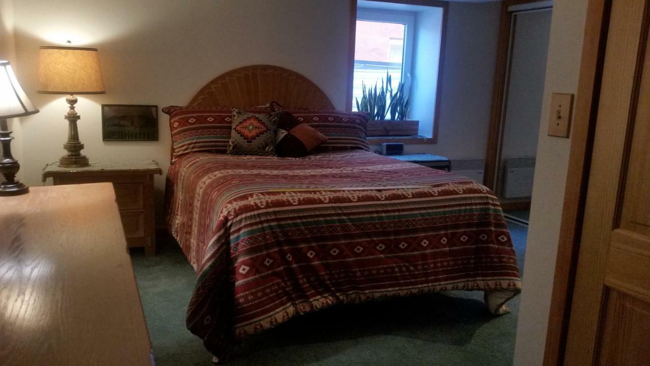 Apartment 4047 Wyandot Street *